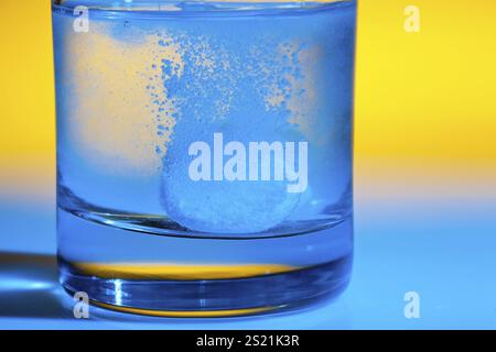 Eine Brausetablette löst sich in einem Glas Wasser Österreich auf Stockfoto