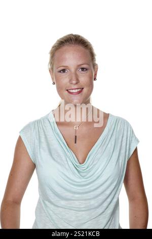 Eine junge Frau in Jeans steht vor weißem Hintergrund Österreich Stockfoto
