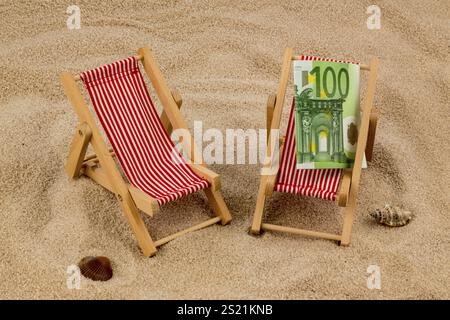 Liegestuhl mit Euro-Währung am Sandstrand. Symbol Foto für Kosten für Reise, Urlaub, Urlaub Österreich Stockfoto