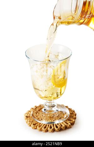 Zitroneneistee im Glas, Tee mit Zitrone. Stockfoto