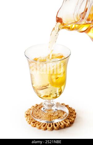 Zitroneneistee im Glas, Tee mit Zitrone. Stockfoto