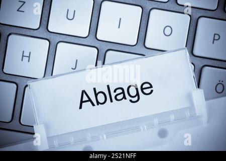 Der Ordner einer Hängemappe vor einer Computertastatur zum Thema Ablage Österreich Stockfoto