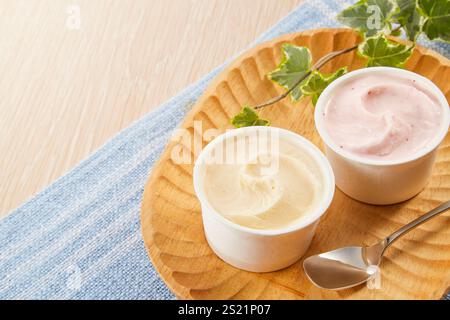 Eis (Vanille und Erdbeere) Stockfoto