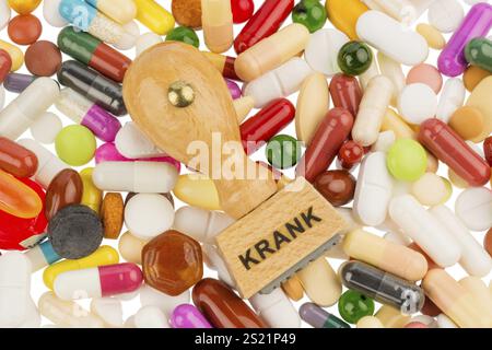 Stempel auf bunten Tabletten, symbolisches Foto für Krankheit, Krankenschild und Medikamente Osterreich Stockfoto