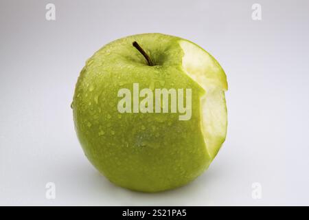 Ein gebissener Apfel auf weißem Hintergrund Österreich Stockfoto