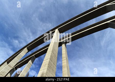 Eine hohe Autobahnbrücke mit Betonpfeilern von unterhalb Österreichs Stockfoto