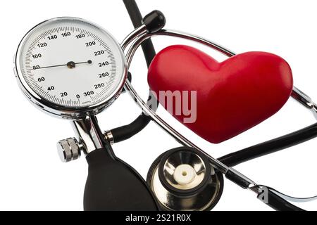 Blutdruckmessgerät, Herz und Stethoskop liegen auf weißem Hintergrund Stockfoto
