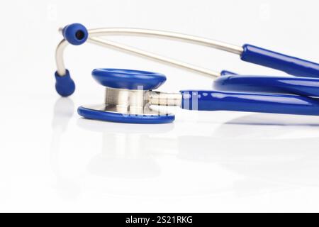 Das Stethoskop eines Krankenhausarztes liegt auf dem Schreibtisch Österreich Stockfoto