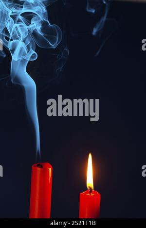 Die Flamme einer Kerze wurde ausgeblasen. Symbolisiert Tod, Sterben und das vergangene Österreich Stockfoto