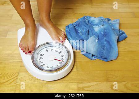 Die Füße einer Frau stehen auf einer Badezimmerwaage Österreich Stockfoto