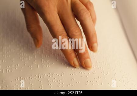 Finger und Braille. Blinde lesen ein Buch in Braille, Fingers und Braille. Blinde lesen ein Buch in Braille. Österreich Stockfoto