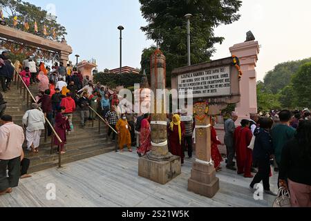 Große Menschenmassen begeben sich in den Mahabodhi-Tempelkomplex und gehen vorbei an dem Ort, an dem Buddha nach seiner Erleuchtung meditierte (Bodhi) Stockfoto