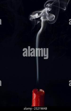 Die Flamme einer Kerze wurde ausgeblasen. Symbolisiert Tod, Sterben und das vergangene Österreich Stockfoto