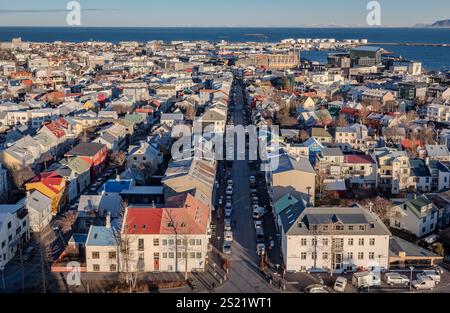 Reykjavík Skyline Gebäude entlang der Küste des Atlantischen Ozeans. Foto in Island an einem sonnigen Tag Stockfoto