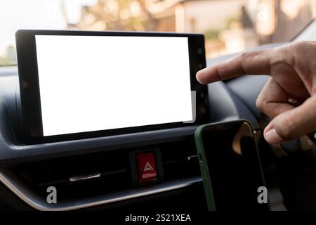 Monitor im Fahrzeug isolierter leerer Bildschirm für Navigationskarten, GPS-Rückfahrkamera und Einparkassistent. Isoliert auf weiß mit Beschneidungspfad. Autoverkehr Stockfoto