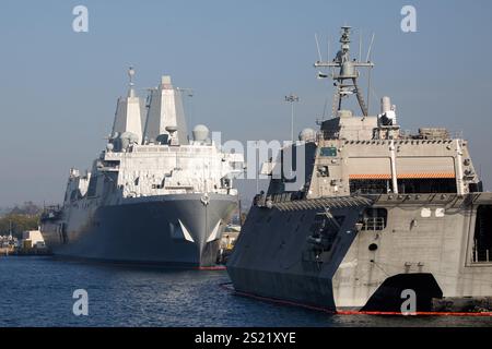 San Diego, Kalifornien, USA. Dezember 2024. Die USS San Diego (LPD-22), ein amphibisches Transportschiff der San Antonio-Klasse, liegt neben der USS Mobile (LCS-26), einem Littoral Combat Ship der Unabhängigkeitsklasse, an der San Diego Naval Base. Die USS San Diego präsentiert ihr robustes Design, das speziell für den Transport von Marines, Ausrüstung und Fahrzeugen entwickelt wurde, während die USS Mobile die modernsten Fähigkeiten der US Navy für den Küsteneinsatz widerspiegelt. Diese Gegenüberstellung unterstreicht die vielfältigen Missionsprofile der modernen Marineflotte. (Foto: © Ian L. Sitren/ZUMA Press Wire) EDITORIAL USA Stockfoto