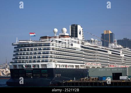 San Diego, Kalifornien, USA. Dezember 2024. Das Kreuzfahrtschiff Koningsdam der Holland America Line legt im Hafen von San Diego an und präsentiert sein schlankes, modernes Design und die weitläufige Struktur mit mehreren Decks. Unter der niederländischen Flagge steht das Schiff für luxuriöse Seefahrten und verbindet Eleganz mit modernster Ausstattung. Die geschäftige Hafenkulisse unterstreicht den Kontrast zwischen der Pracht des Kreuzfahrtschiffes und der Skyline der Stadt und fängt die Lebendigkeit von San Diego als wichtiger Drehkreuz für maritime Aktivitäten und Tourismus ein. (Kreditbild: © Ian L. Sitren/ZUMA Press Wire) NUR REDAKTIONELLE VERWENDUNG! Nicht für com Stockfoto