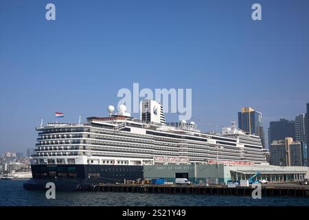 San Diego, Kalifornien, USA. Dezember 2024. Das Kreuzfahrtschiff Koningsdam der Holland America Line legt im Hafen von San Diego an und präsentiert sein schlankes, modernes Design und die weitläufige Struktur mit mehreren Decks. Unter der niederländischen Flagge steht das Schiff für luxuriöse Seefahrten und verbindet Eleganz mit modernster Ausstattung. Die geschäftige Hafenkulisse unterstreicht den Kontrast zwischen der Pracht des Kreuzfahrtschiffes und der Skyline der Stadt und fängt die Lebendigkeit von San Diego als wichtiger Drehkreuz für maritime Aktivitäten und Tourismus ein. (Kreditbild: © Ian L. Sitren/ZUMA Press Wire) NUR REDAKTIONELLE VERWENDUNG! Nicht für com Stockfoto