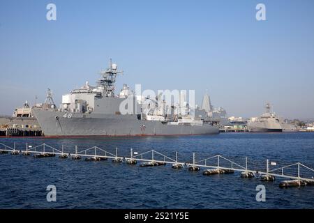 San Diego, Kalifornien, USA. Dezember 2024. Die USS Ashland (LSD-48), ein Dock-Landungsschiff der Whidbey Island-Klasse, wird an der San Diego Naval Base angedockt. Dieses Schiff ist für den Transport und den Start von amphibischen Schiffen und Fahrzeugen ausgelegt und unterstützt die Fähigkeiten der US Navy im Expeditionskrieg. Hinter der Ashland befinden sich weitere Marineschiffe, die die strategische Stärke und Vielfalt der Schiffe an der Basis demonstrieren. (Kreditbild: © Ian L. Sitren/ZUMA Press Wire) NUR REDAKTIONELLE VERWENDUNG! Nicht für kommerzielle ZWECKE! Stockfoto