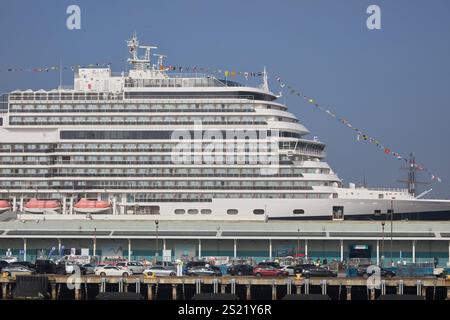 San Diego, Kalifornien, USA. Dezember 2024. Das Kreuzfahrtschiff Koningsdam der Holland America Line legt im Hafen von San Diego an und präsentiert sein schlankes, modernes Design und die weitläufige Struktur mit mehreren Decks. Unter der niederländischen Flagge steht das Schiff für luxuriöse Seefahrten und verbindet Eleganz mit modernster Ausstattung. Die geschäftige Hafenkulisse unterstreicht den Kontrast zwischen der Pracht des Kreuzfahrtschiffes und der Skyline der Stadt und fängt die Lebendigkeit von San Diego als wichtiger Drehkreuz für maritime Aktivitäten und Tourismus ein. (Kreditbild: © Ian L. Sitren/ZUMA Press Wire) NUR REDAKTIONELLE VERWENDUNG! Nicht für com Stockfoto