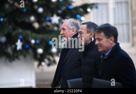 Paris, Frankreich.3. Januar 2025. (LR) der französische Premierminister Francois Bayrou, der französische Innenminister Bruno Retailleau, und der französische Minister für Überseegebiete und ehemalige Premierminister Manuel Valls treffen am 3. Januar 2025 in Paris zum ersten Ministerrat unter der neuen Regierung im Elysee-Palast ein. Der französische Premierminister Francois Bayrou enthüllte die neue Regierung am 23. Dezember 2024 und ernannte zwei ehemalige Premierminister Manuel Valls und Elisabeth Born in sein Kabinett, so eine Pressemitteilung des Elysees. Kredit: Li Yang/China News Service/Alamy L Stockfoto