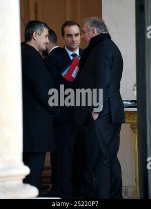 Paris, Frankreich.3. Januar 2025. Der französische Premierminister Francois Bayrou (R) spricht mit dem Minister der Streitkräfte Sebastian Lecornu (C) und Gerald Darmanin, dem französischen Justizminister und ehemaligen Innenminister, nach dem ersten Ministerrat unter der neuen Regierung am 3. Januar 2025 im Elysee-Palast in Paris. Der französische Premierminister Francois Bayrou enthüllte die neue Regierung am 23. Dezember 2024 und ernannte zwei ehemalige Premierminister Manuel Valls und Elisabeth Born in sein Kabinett, so eine Pressemitteilung des Elysees. Kredit: Li Yang/China News Service/Alamy Stockfoto