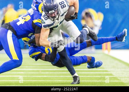 Los Angeles, Usa. Januar 2025. Seattle Seahawks Tight End AJ Barner #88 wird von Los Angeles Rams Cornerback Emmanuel Forbes Jr. #25 und Defensive End Desjuan Johnson #94 während eines NFL-Fußballspiels im SoFi Stadium niedergeschlagen. Endergebnis : Seattle Seahawks 30:25 Los Angeles Rams Credit: SOPA Images Limited/Alamy Live News Stockfoto