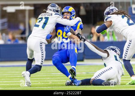 Los Angeles, Usa. Januar 2025. Los Angeles Rams Tight End Tyler Higbee #89 wird von Seattle Seahawks Cornerback Devon Witherspoon #21 während eines NFL-Fußballspiels im SoFi Stadium bekämpft. Endergebnis : Seattle Seahawks 30:25 Los Angeles Rams Credit: SOPA Images Limited/Alamy Live News Stockfoto