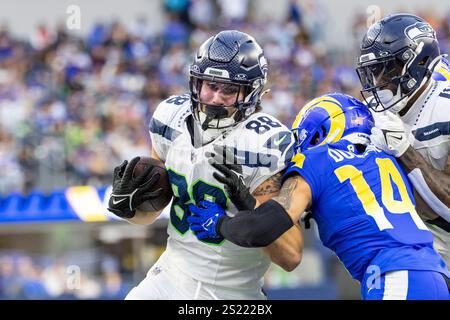 Los Angeles, Usa. Januar 2025. Seattle Seahawks Tight End AJ Barner #88 spielt den Ball gegen Los Angeles Rams Cornerback Cobie Durant #14 während eines NFL-Fußballspiels im SoFi Stadium. Endergebnis : Seattle Seahawks 30:25 Los Angeles Rams Credit: SOPA Images Limited/Alamy Live News Stockfoto