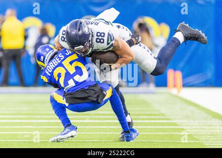 Los Angeles, Usa. Januar 2025. Seattle Seahawks Tight End AJ Barner #88 wird von Los Angeles Rams Cornerback Emmanuel Forbes Jr. #25 während eines NFL-Fußballspiels im SoFi Stadium niedergeschlagen. Endergebnis : Seattle Seahawks 30:25 Los Angeles Rams Credit: SOPA Images Limited/Alamy Live News Stockfoto