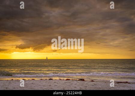 Malerischer Sonnenuntergang über dem Golf von Mexiko in Neapel, Florida Stockfoto