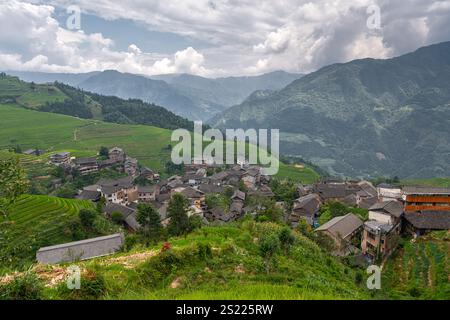 Yaoshan Mountain, Guilin, China Reisterrassen und ein Dorf darunter. Stockfoto