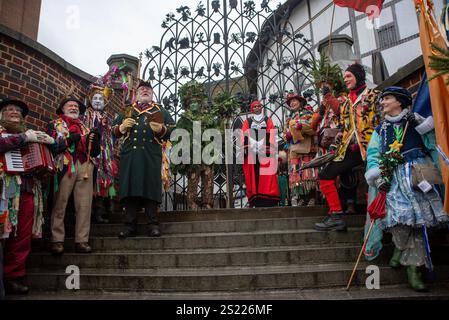 London, Großbritannien. Januar 2025. Die Mummers und der Bürgermeister des Londoner Stadtteils Naima Ali (Mitte) stehen auf der Treppe des Shakespeare Globe am South Bank in London. Hunderte von Menschen nahmen an der 30. Twelfth Night Feier auf der Bankside in London Teil. „Zwölfte Nacht“ ist eine Anspielung auf die zwölfte Nacht nach dem Weihnachtsfeiertag, auch als Eva des Epiphanienfestes bezeichnet. Quelle: SOPA Images Limited/Alamy Live News Stockfoto