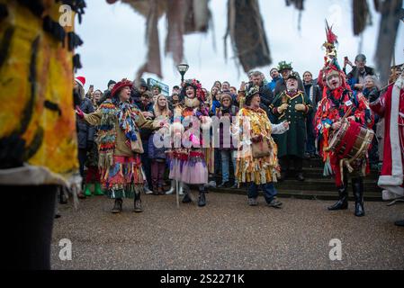 London, Großbritannien. Januar 2025. Die Mummer singen während der Aufführung auf der South Bank. Hunderte von Menschen nahmen an der 30. Twelfth Night Feier auf der Bankside in London Teil. „Zwölfte Nacht“ ist eine Anspielung auf die zwölfte Nacht nach dem Weihnachtsfeiertag, auch als Eva des Epiphanienfestes bezeichnet. (Foto: Krisztian Elek/SOPA Images/SIPA USA) Credit: SIPA USA/Alamy Live News Stockfoto