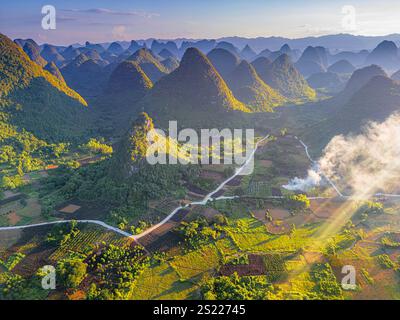 Karstberge von Wuzhishan Scenic Area, Cuiping Village, Guilin, Guangxi China, Drohnenblick Stockfoto