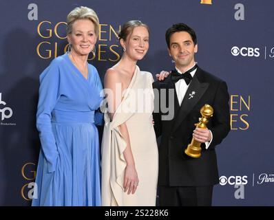 Los Angeles, Usa. Januar 2025. (L-R) Jean Smart, Hannah Einbinder und Paul W. Downs, Gewinner der Best Television Series - Musical or Comedy Award for 'Hacks', treten am Sonntag, den 5. Januar 2025, im Rahmen der 82. Jährlichen Golden Globe Awards im Beverly Hilton Hotel in Beverly Hills, Kalifornien, hinter der Bühne auf. Foto: Jim Ruymen/UPI Credit: UPI/Alamy Live News Stockfoto