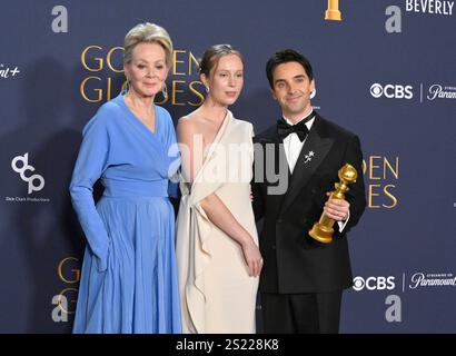Los Angeles, Usa. Januar 2025. (L-R) Jean Smart, Hannah Einbinder und Paul W. Downs, Gewinner der Best Television Series - Musical or Comedy Award for 'Hacks', treten am Sonntag, den 5. Januar 2025, im Rahmen der 82. Jährlichen Golden Globe Awards im Beverly Hilton Hotel in Beverly Hills, Kalifornien, hinter der Bühne auf. Foto: Jim Ruymen/UPI Credit: UPI/Alamy Live News Stockfoto