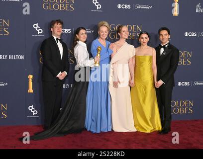 Los Angeles, Usa. Januar 2025. (L-R) Adam Bricker, Jen Statsky, Jean Smart, Hannah Einbinder, Lucia Aniello, und Paul W. Downs, Gewinner der Best Television Series - Musical or Comedy Award for 'Hacks', treten am Sonntag, den 5. Januar 2025, im Rahmen der 82. jährlichen Golden Globe Awards im Beverly Hilton Hotel in Beverly Hills, Kalifornien, hinter den Kulissen auf. Foto: Jim Ruymen/UPI Credit: UPI/Alamy Live News Stockfoto