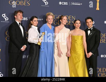 Los Angeles, Usa. Januar 2025. (L-R) Adam Bricker, Jen Statsky, Jean Smart, Hannah Einbinder, Lucia Aniello, und Paul W. Downs, Gewinner der Best Television Series - Musical or Comedy Award for 'Hacks', treten am Sonntag, den 5. Januar 2025, im Rahmen der 82. jährlichen Golden Globe Awards im Beverly Hilton Hotel in Beverly Hills, Kalifornien, hinter den Kulissen auf. Foto: Jim Ruymen/UPI Credit: UPI/Alamy Live News Stockfoto