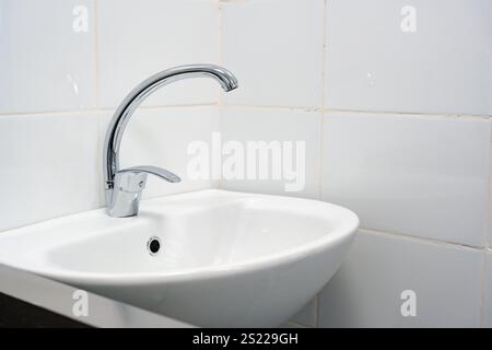 Modernes Waschbecken-Design in minimalistischer Badeinrichtung mit elegantem Wasserhahn Stockfoto