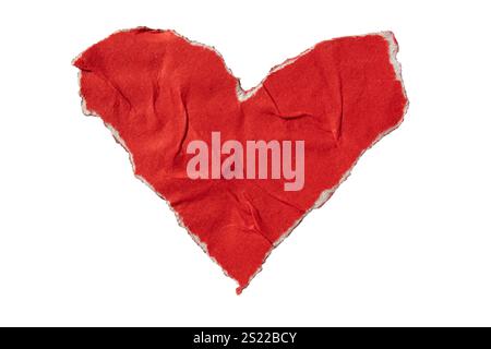 Zerrissenes, zerknittertes rotes, herzförmiges Papier auf weißem Hintergrund mit Beschneidungspfad Stockfoto
