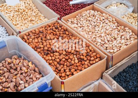 Reichhaltiges Sortiment an Nüssen und getrockneten Früchten auf dem Großhandelsmarkt. Gesunde Ernährung, vegane Süßigkeiten. Stockfoto