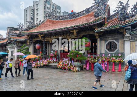 Der südlich ausgerichtete Lungshan Tempel ist ein berühmter Tempel in Taiwan und dient der Anbetung von Guanshiyin Budda und anderen göttlichen Geistern. Er wurde 1740 erbaut Stockfoto