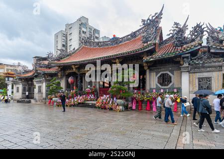 Der südlich ausgerichtete Lungshan Tempel ist ein berühmter Tempel in Taiwan und dient der Anbetung von Guanshiyin Budda und anderen göttlichen Geistern. Er wurde 1740 erbaut Stockfoto