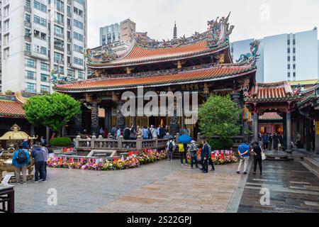 Der südlich ausgerichtete Lungshan Tempel ist ein berühmter Tempel in Taiwan und dient der Anbetung von Guanshiyin Budda und anderen göttlichen Geistern. Er wurde 1740 erbaut Stockfoto
