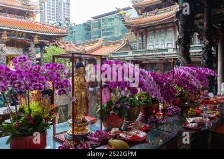 Der südlich ausgerichtete Lungshan Tempel ist ein berühmter Tempel in Taiwan und dient der Anbetung von Guanshiyin Budda und anderen göttlichen Geistern. Er wurde 1740 erbaut Stockfoto