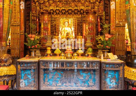 Der südlich ausgerichtete Lungshan Tempel ist ein berühmter Tempel in Taiwan und dient der Anbetung von Guanshiyin Budda und anderen göttlichen Geistern. Er wurde 1740 erbaut Stockfoto
