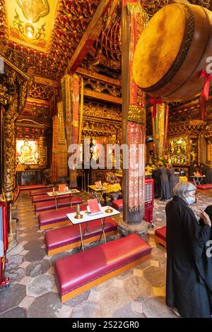 Der südlich ausgerichtete Lungshan Tempel ist ein berühmter Tempel in Taiwan und dient der Anbetung von Guanshiyin Budda und anderen göttlichen Geistern. Er wurde 1740 erbaut Stockfoto