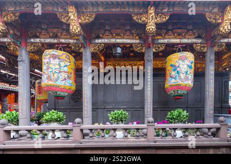 Der südlich ausgerichtete Lungshan Tempel ist ein berühmter Tempel in Taiwan und dient der Anbetung von Guanshiyin Budda und anderen göttlichen Geistern. Er wurde 1740 erbaut Stockfoto