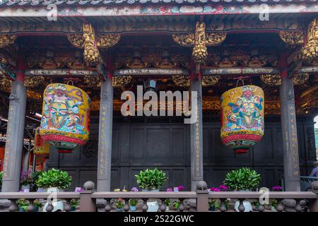 Der südlich ausgerichtete Lungshan Tempel ist ein berühmter Tempel in Taiwan und dient der Anbetung von Guanshiyin Budda und anderen göttlichen Geistern. Er wurde 1740 erbaut Stockfoto